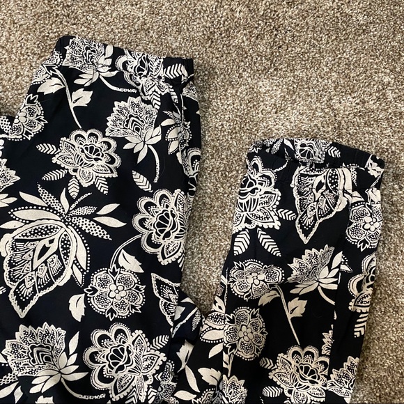 American Eagle Black Floral Jumpsuit - Picture 9 of 10